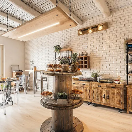 לינה וארוחת בוקר I Cinque Mori 3*